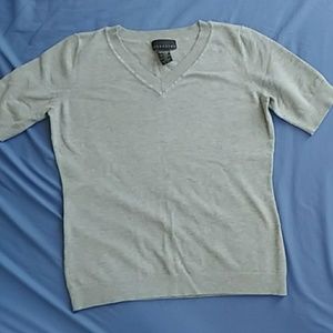 Short sleeve V-neck shirt